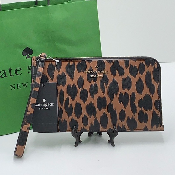 Kate Spade Lucy Medium L-Zip Wristlet
COLOR:
Multi
NWT - Picture 8 of 16